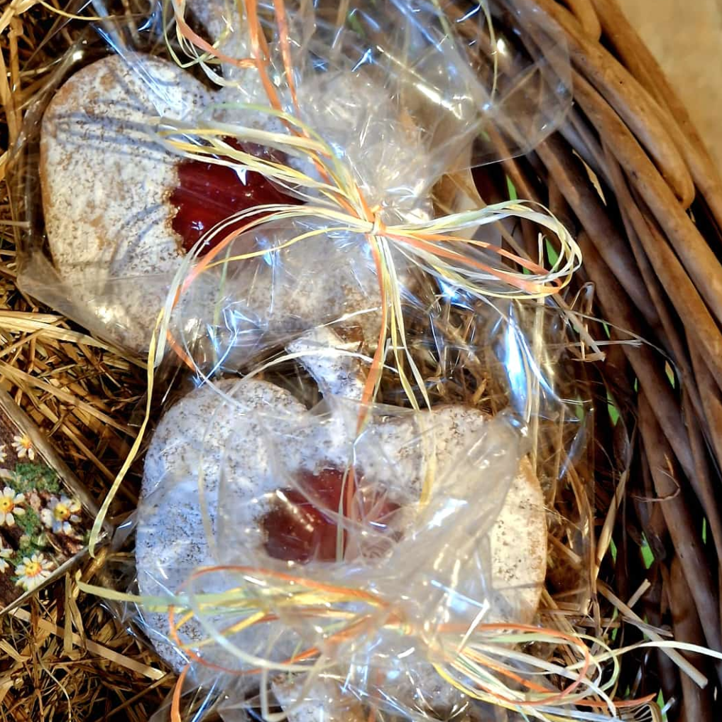Spitzbuben in Apfelform, verpackt in einem Korb mit Stroh